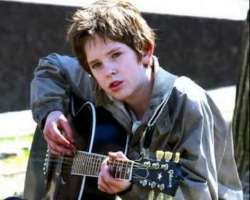 Not only Highmore is a brilliant actor but also has an interest in music. He can play the clarinet and had taken lessons to play the guitar.